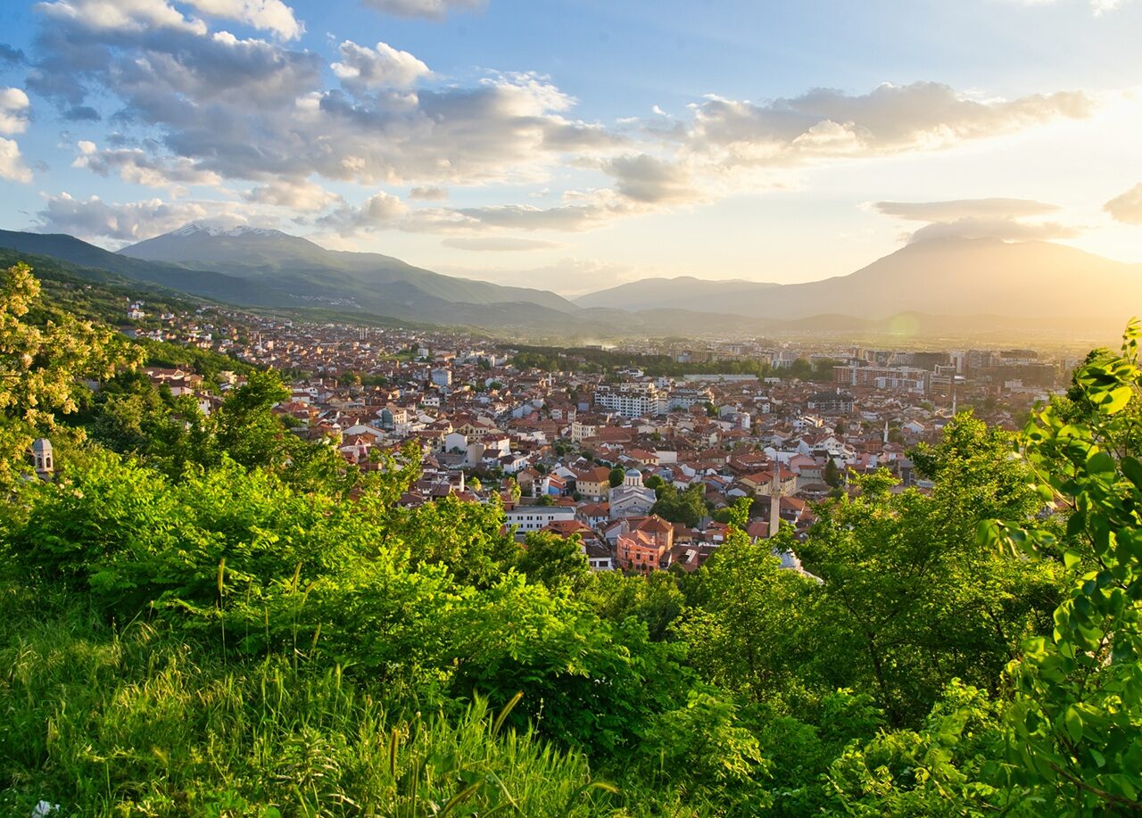 Uitzicht over Prizren tijdens de zonsondergang vanaf fort in Kosovo