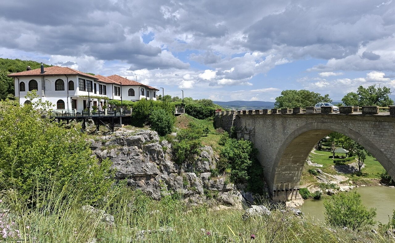 Restaurant bij brug met canyon in Kosovo