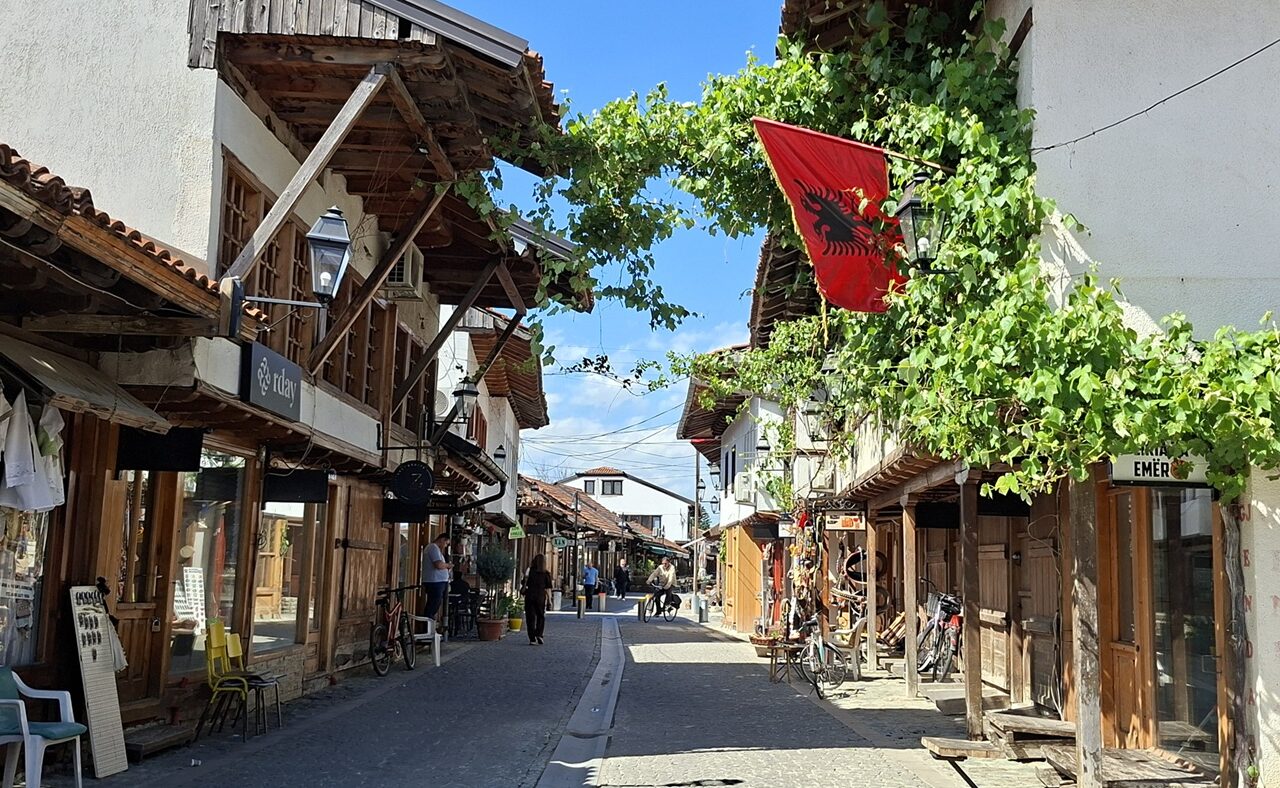 Gjakova oude bazaar in het centrum, Kosovo