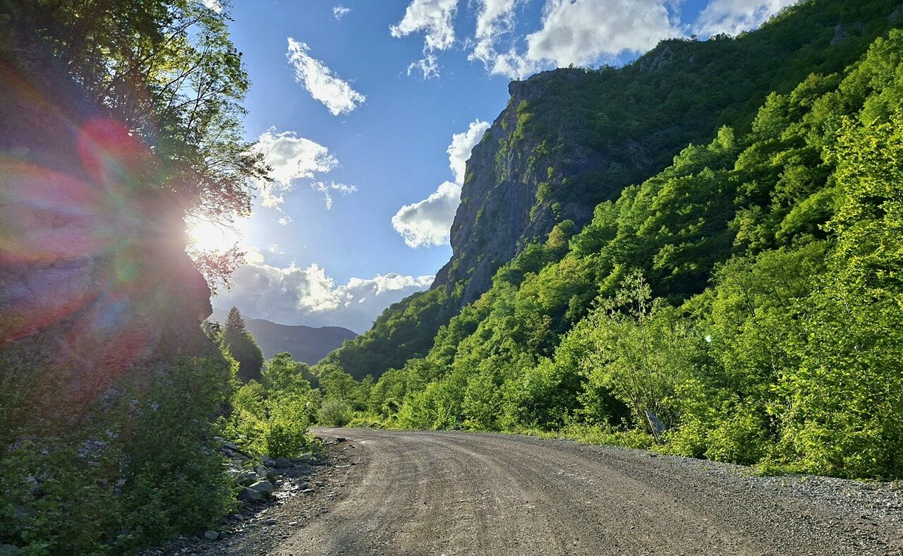 Off road route in Kosovo tijdens zonsondergang