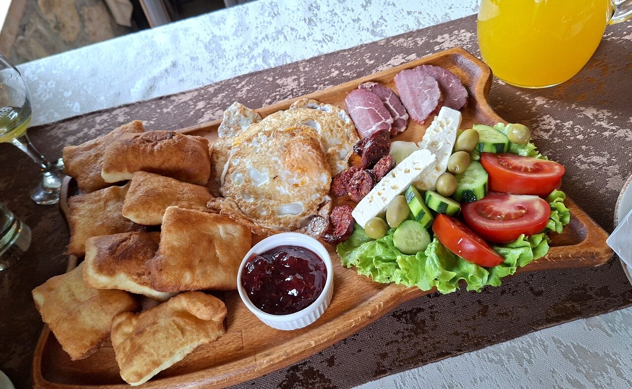 Ontbijt bij Belle Resort in Kosovo