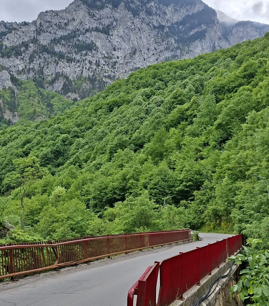 Rode brug in Rugova Canyon
