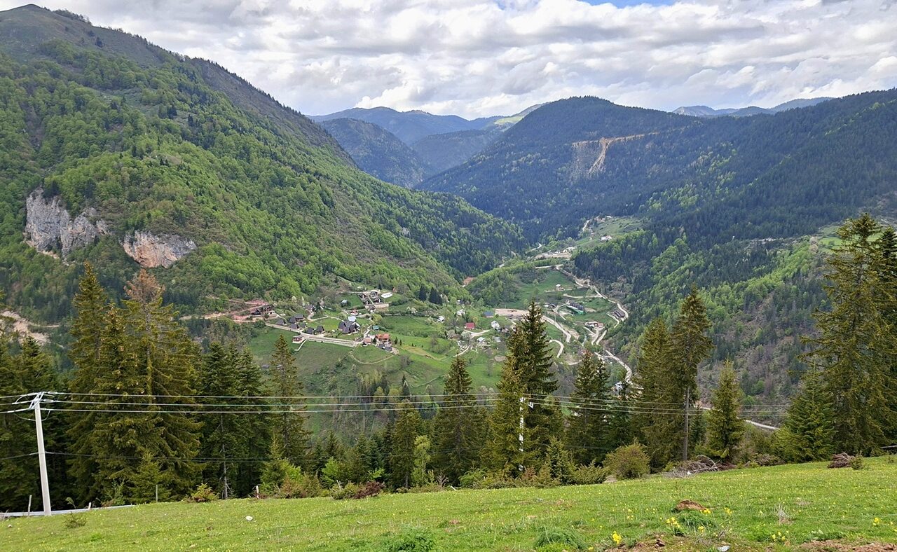 Uitzicht over Rugova Canyon dorp