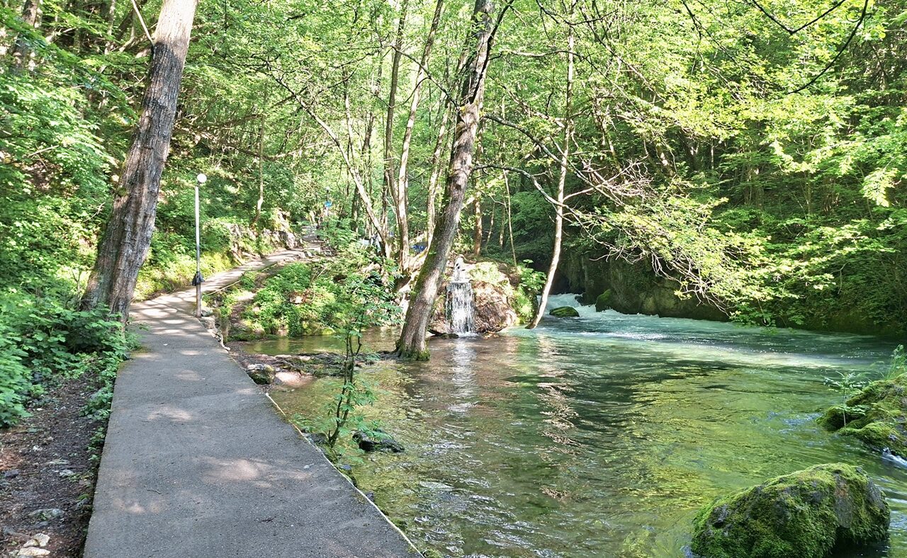 Wandelpad bij White Drin Waterfalls in Kosovo naast rivier