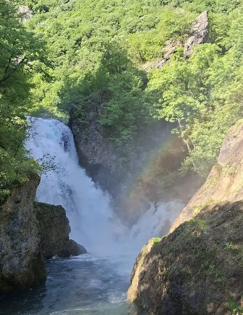 Drin Waterfall in Kosovo met regenboog