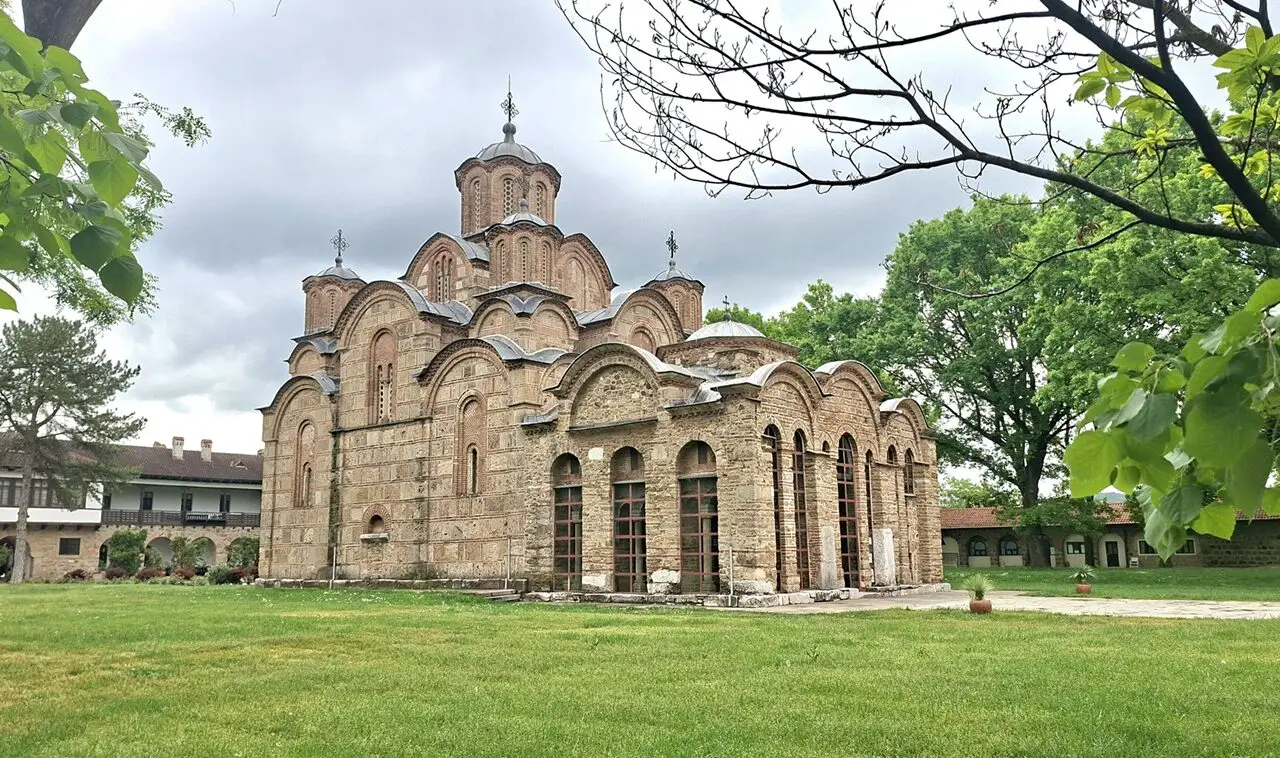 Klooster van zijkant met groen gras eromheen in Kosovo 