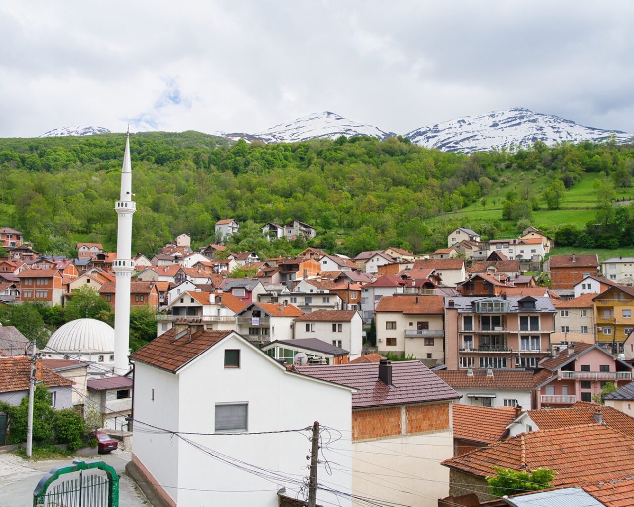 Bergdorp en moskee in Sharr Nationaal Park in Kosovo