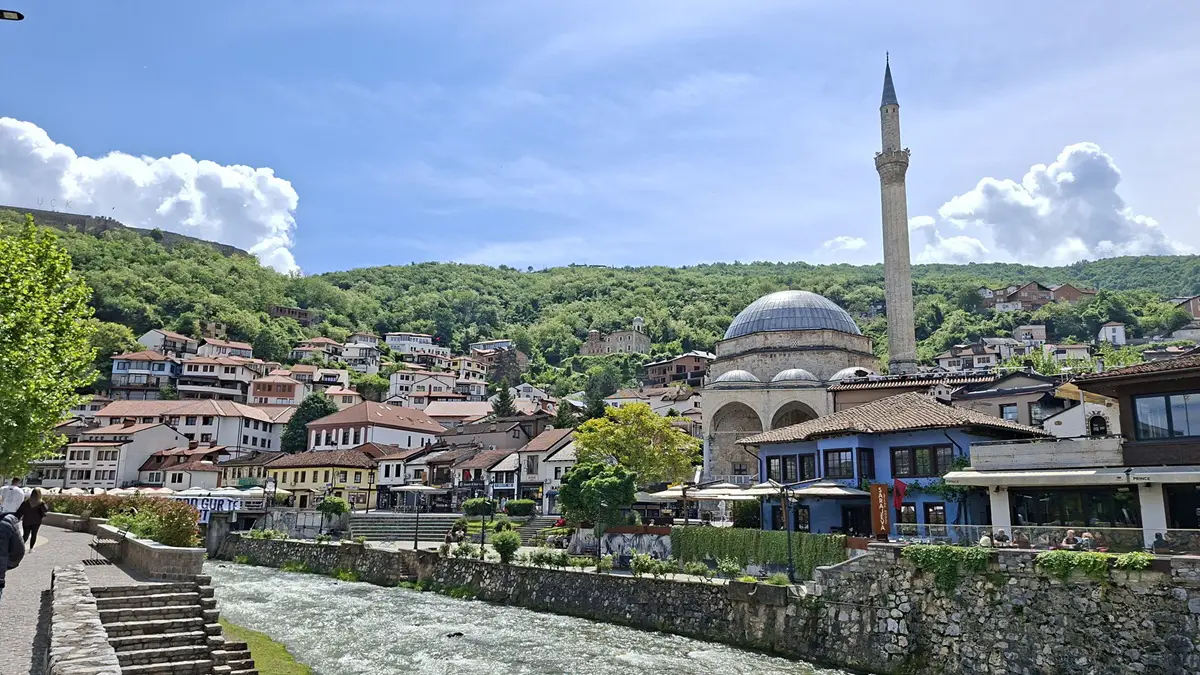 Uitzicht op huizen en moskee vanaf rivierkade in Prizren in Kosovo