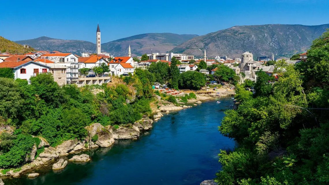 Uitzicht over Mostar en de rivier in Bosnië