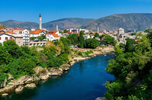 Uitzicht over Mostar en de rivier in Bosnië