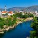 Uitzicht over Mostar en de rivier in Bosnië